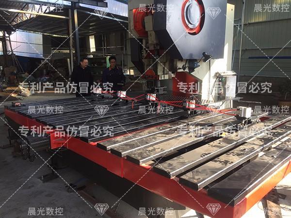 我們應(yīng)該如何安裝沖床送料機(jī)？